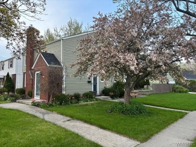 10 Gardenwood Lane, Tonawanda, NY 14223