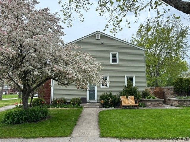 10 Gardenwood Lane, Tonawanda, NY 14223
