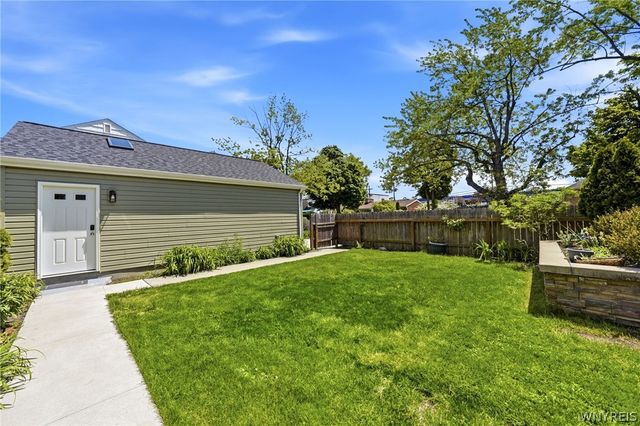 10 Gardenwood Lane, Tonawanda, NY 14223