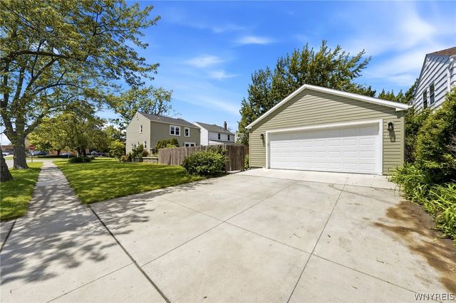 10 Gardenwood Lane, Tonawanda, NY 14223
