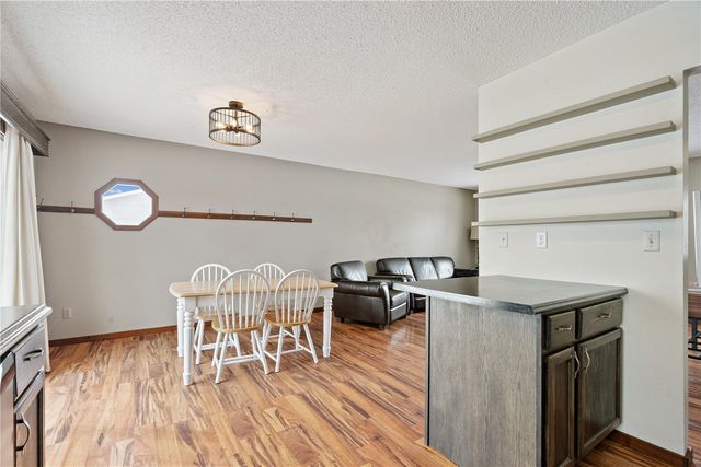 1305 Cress Pkwy, Hiawatha, IA 52233