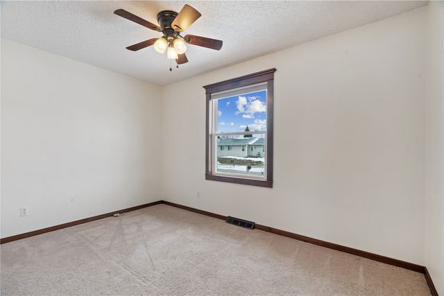 1305 Cress Pkwy, Hiawatha, IA 52233