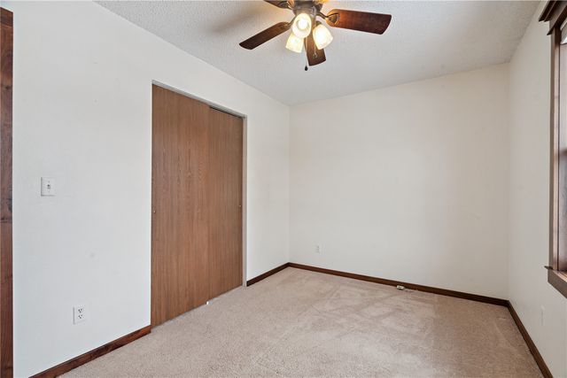 1305 Cress Pkwy, Hiawatha, IA 52233