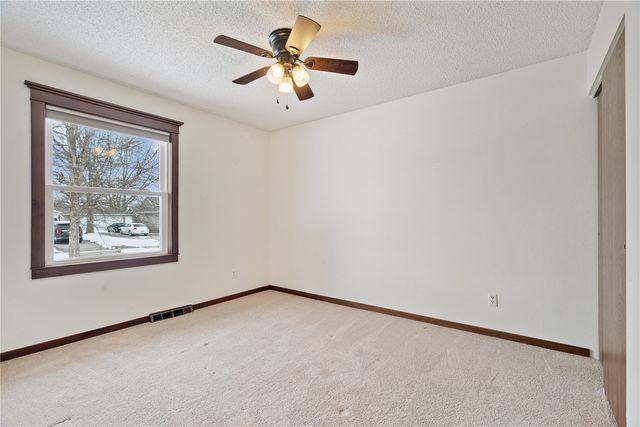 1305 Cress Pkwy, Hiawatha, IA 52233