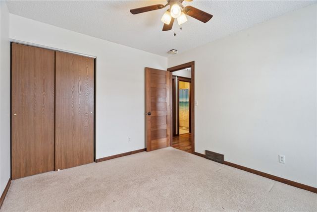 1305 Cress Pkwy, Hiawatha, IA 52233