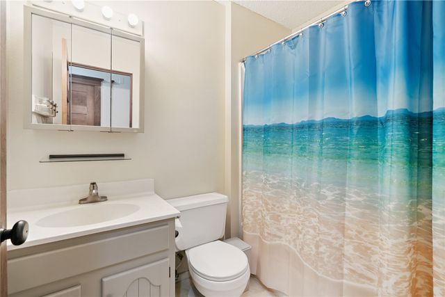 1305 Cress Pkwy, Hiawatha, IA 52233