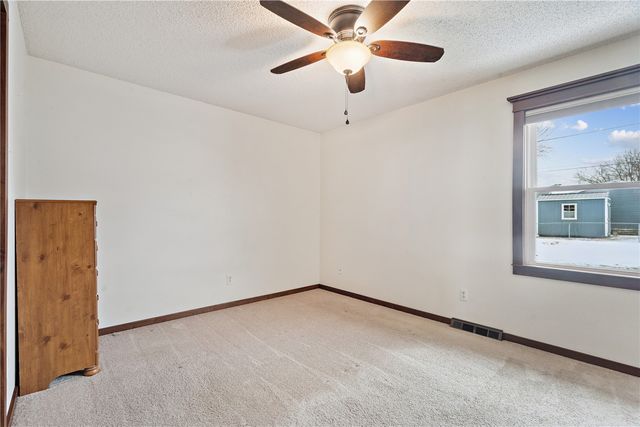 1305 Cress Pkwy, Hiawatha, IA 52233