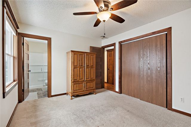 1305 Cress Pkwy, Hiawatha, IA 52233