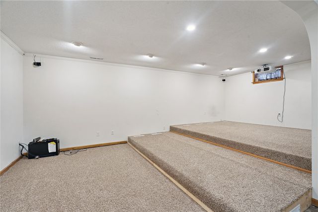 1305 Cress Pkwy, Hiawatha, IA 52233