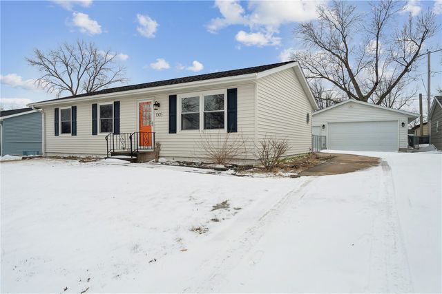 1305 Cress Pkwy, Hiawatha, IA 52233