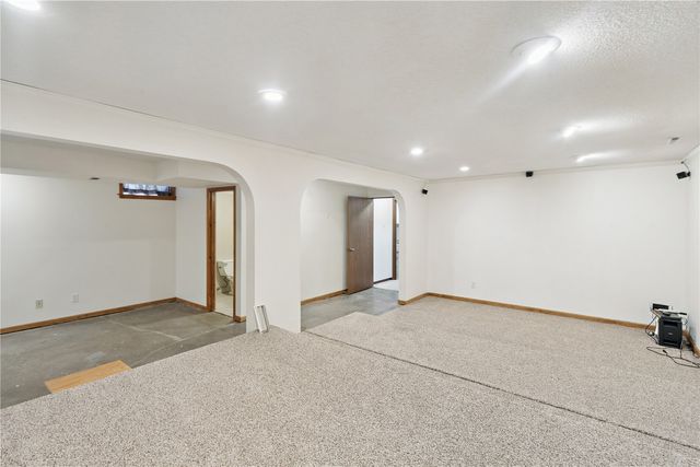 1305 Cress Pkwy, Hiawatha, IA 52233