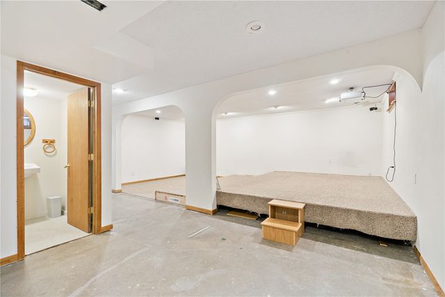 1305 Cress Pkwy, Hiawatha, IA 52233