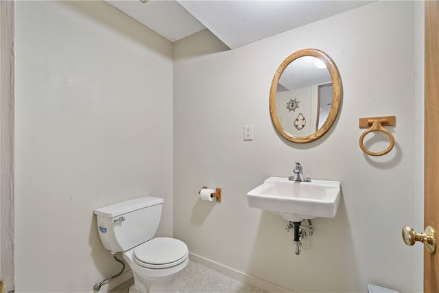 1305 Cress Pkwy, Hiawatha, IA 52233