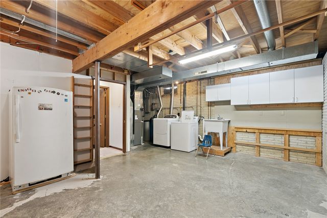 1305 Cress Pkwy, Hiawatha, IA 52233