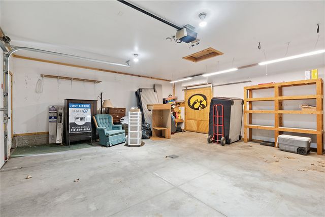 1305 Cress Pkwy, Hiawatha, IA 52233