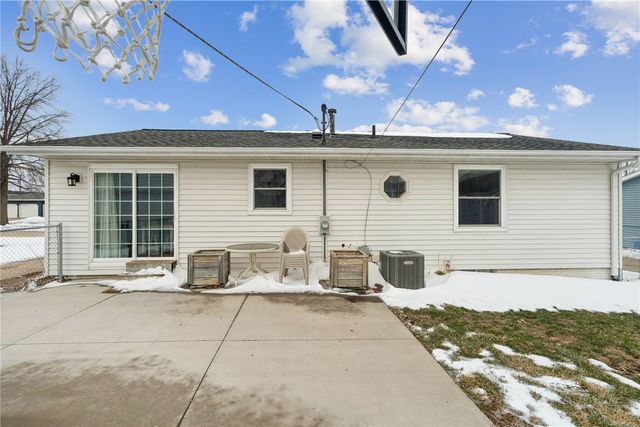 1305 Cress Pkwy, Hiawatha, IA 52233
