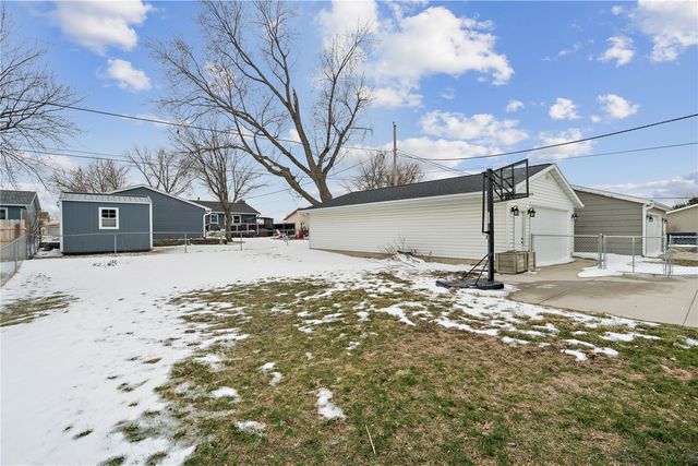1305 Cress Pkwy, Hiawatha, IA 52233