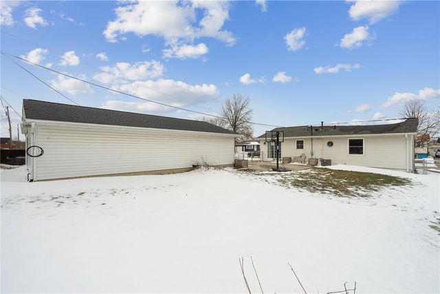 1305 Cress Pkwy, Hiawatha, IA 52233