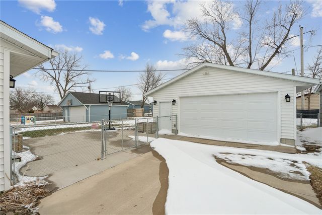 1305 Cress Pkwy, Hiawatha, IA 52233