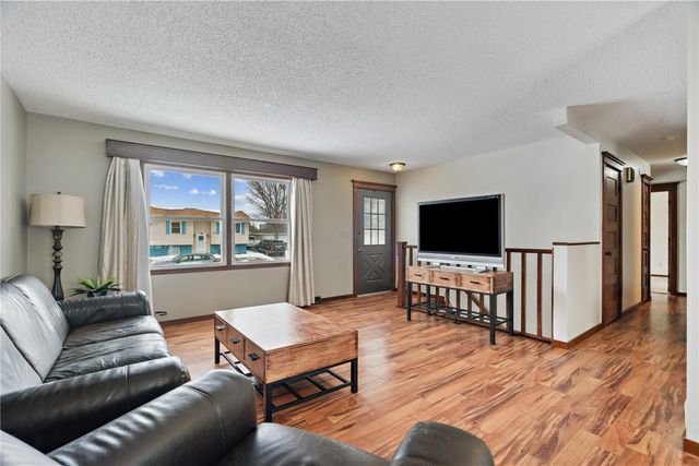 1305 Cress Pkwy, Hiawatha, IA 52233