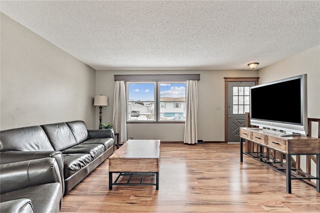 1305 Cress Pkwy, Hiawatha, IA 52233