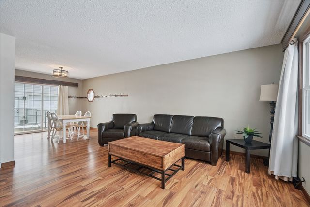 1305 Cress Pkwy, Hiawatha, IA 52233