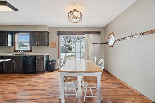 1305 Cress Pkwy, Hiawatha, IA 52233