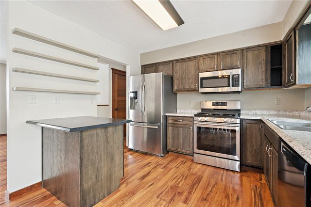 1305 Cress Pkwy, Hiawatha, IA 52233