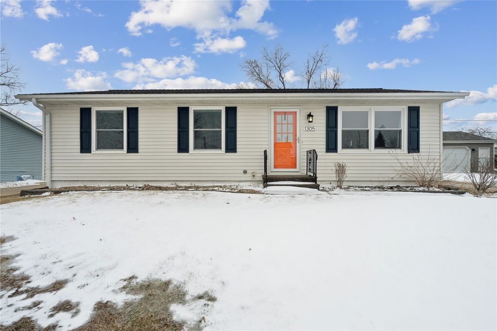 1305 Cress Pkwy, Hiawatha, IA 52233