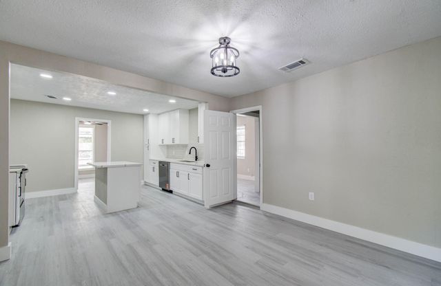 1007 San Jacinto Street, Highlands, TX 77562