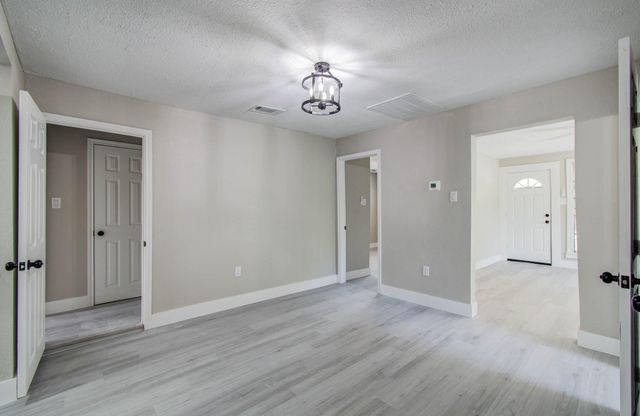 1007 San Jacinto Street, Highlands, TX 77562