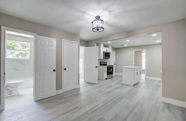 1007 San Jacinto Street, Highlands, TX 77562