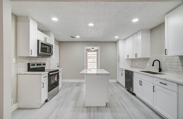1007 San Jacinto Street, Highlands, TX 77562