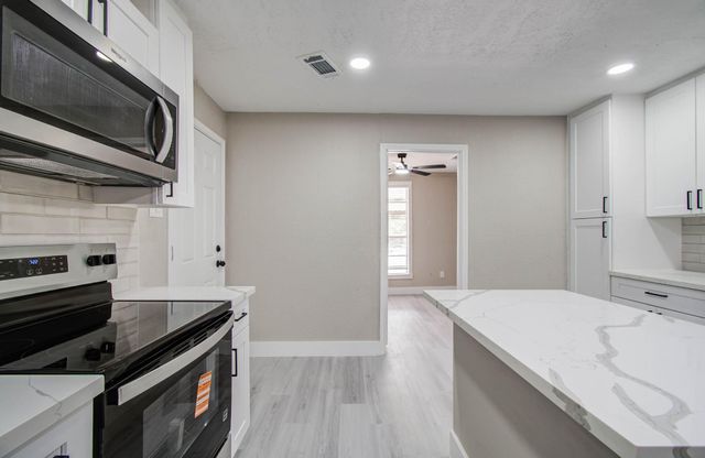 1007 San Jacinto Street, Highlands, TX 77562