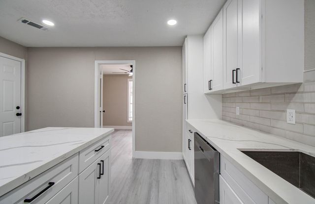 1007 San Jacinto Street, Highlands, TX 77562