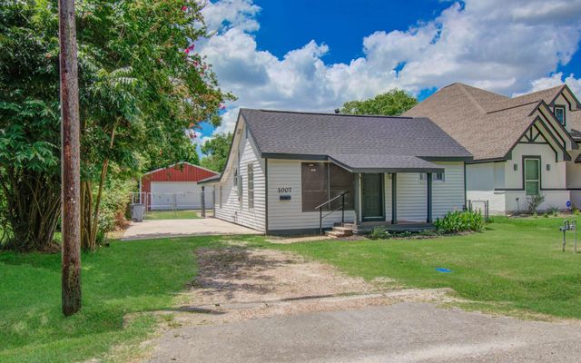 1007 San Jacinto Street, Highlands, TX 77562