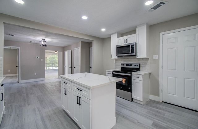 1007 San Jacinto Street, Highlands, TX 77562