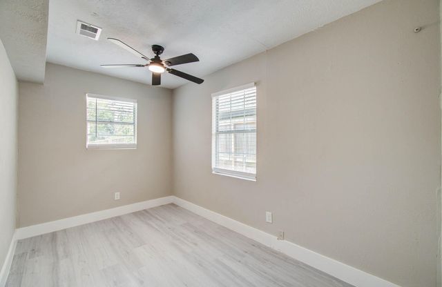 1007 San Jacinto Street, Highlands, TX 77562