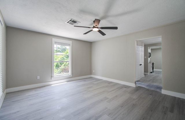 1007 San Jacinto Street, Highlands, TX 77562