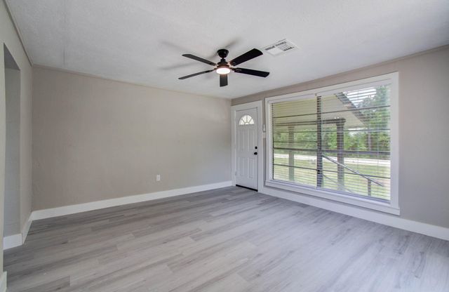 1007 San Jacinto Street, Highlands, TX 77562
