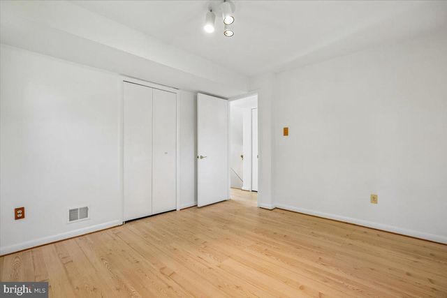 2 LORRE CT, Rockville, MD 20852