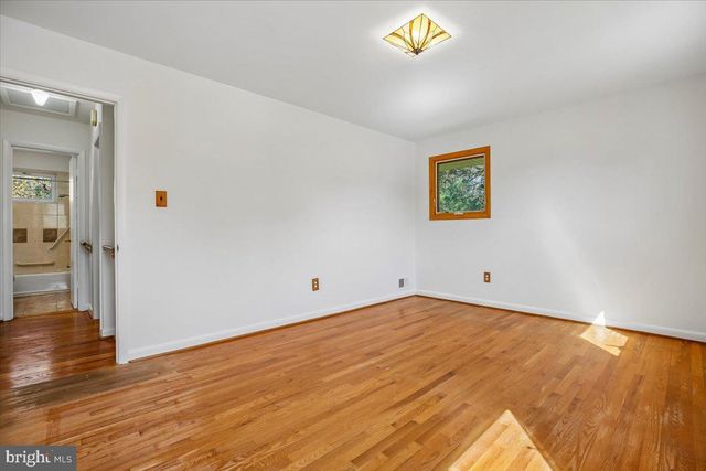 2 LORRE CT, Rockville, MD 20852