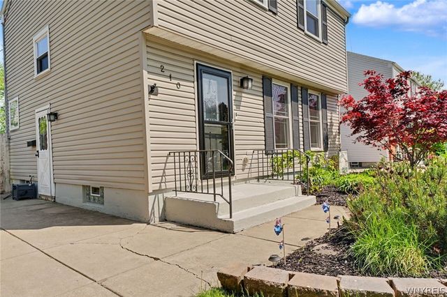210 Woodcrest Drive, West Seneca, NY 14220
