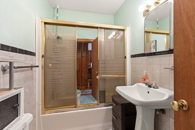 4 Vernon St, Ayer, MA 01432