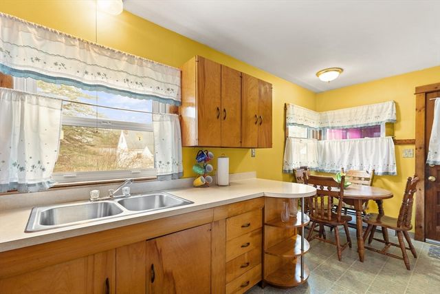 4 Vernon St, Ayer, MA 01432