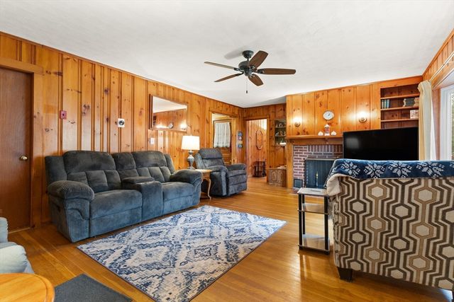 4 Vernon St, Ayer, MA 01432