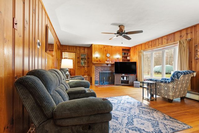 4 Vernon St, Ayer, MA 01432