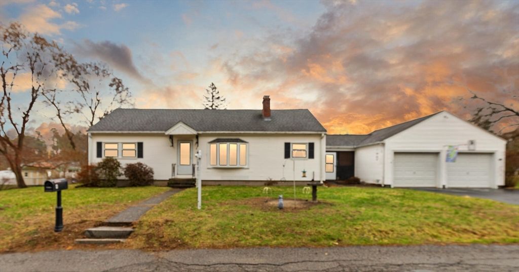 4 Vernon St, Ayer, MA 01432