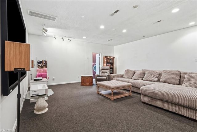 105 Creeks Edge Court, Clemmons, NC 27012