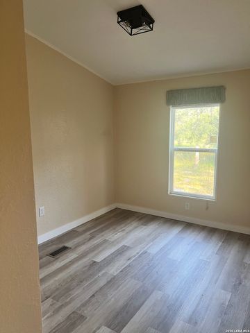 149 LONGHORN RD, Stockdale, TX 78160